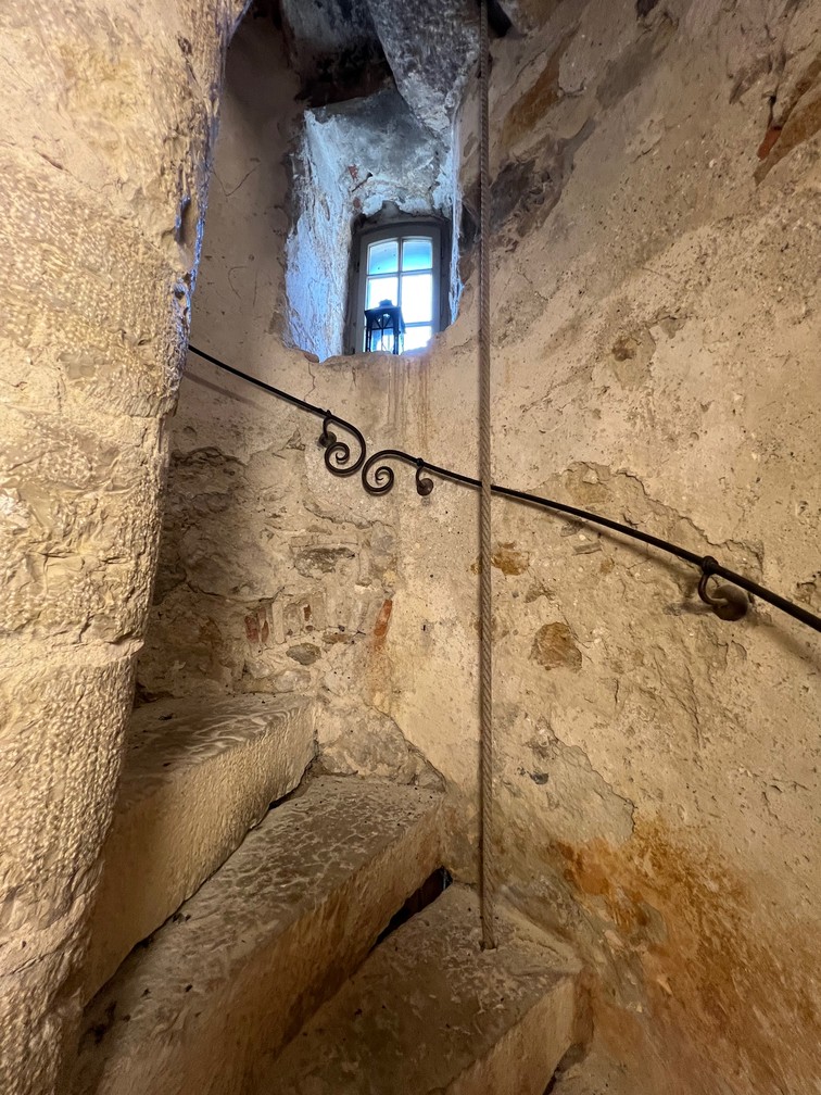 Escalier et corde de la cloche
