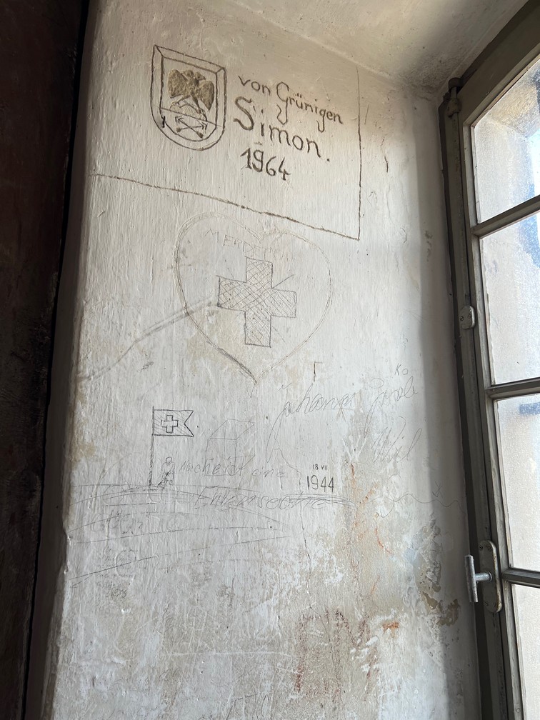 Parois avec inscriptions de détenus